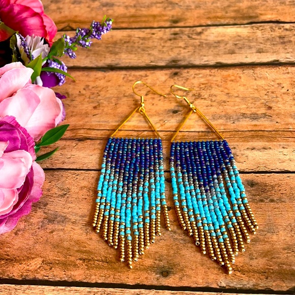 Triangle long beaded earring - Picture 4 of 5